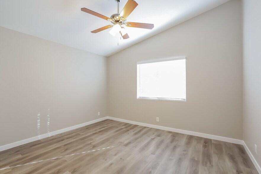 Building Photo - 8253 10 Gallon Ct