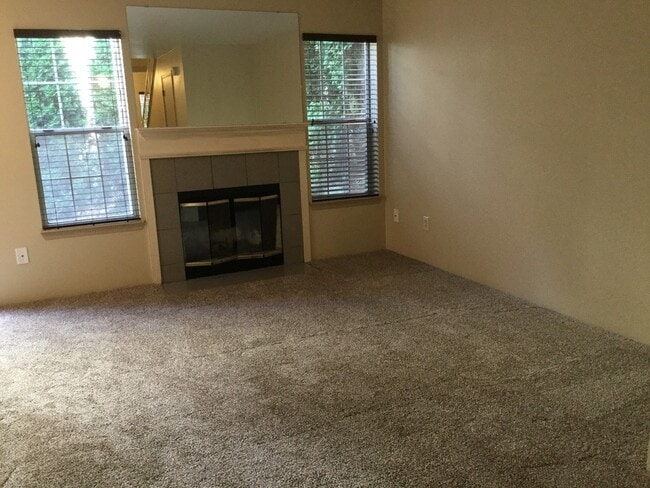 Building Photo - Modern 3-Bedroom Townhome in Prime Everett Location