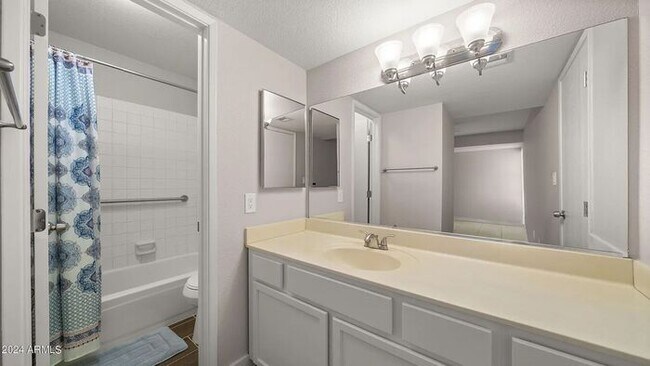 Building Photo - Upgraded 2 Bed, 2 Bath Condo - Available NOW!