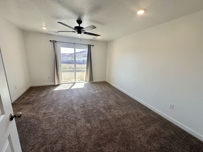 Building Photo - Adorable Long Valley Townhome!
