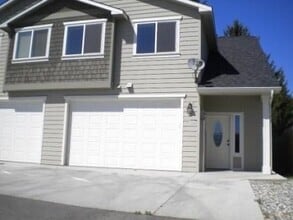 Building Photo - 3 bed/2.5 bath townhome! Double garage, a/...