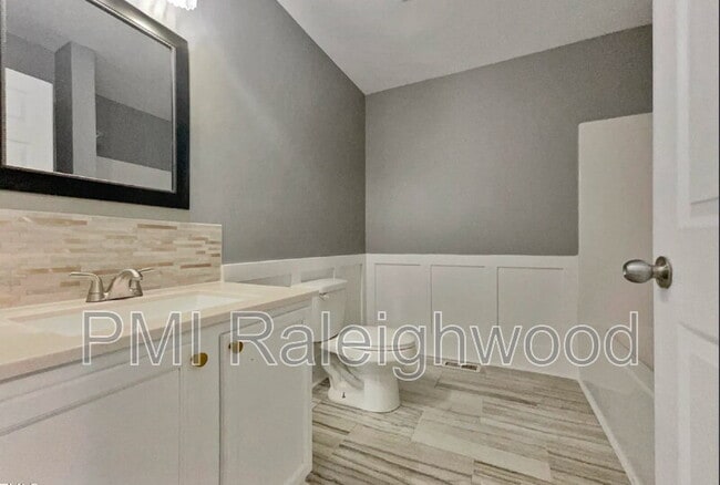 Building Photo - 414 Longfellow St