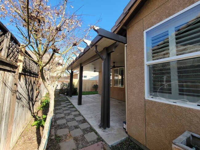 Building Photo - 3 bedroom 2.5 bathroom in desirable NW Visalia Bella Sera gated community!