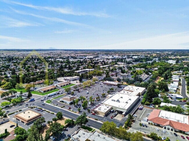 Building Photo - 9550 Colton Ave