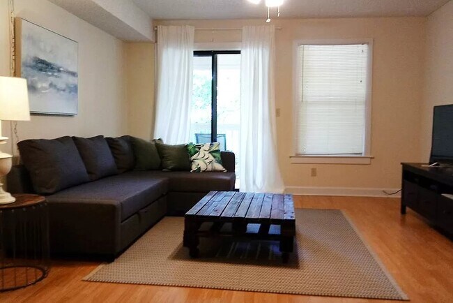 Building Photo - 290 Appleby Dr