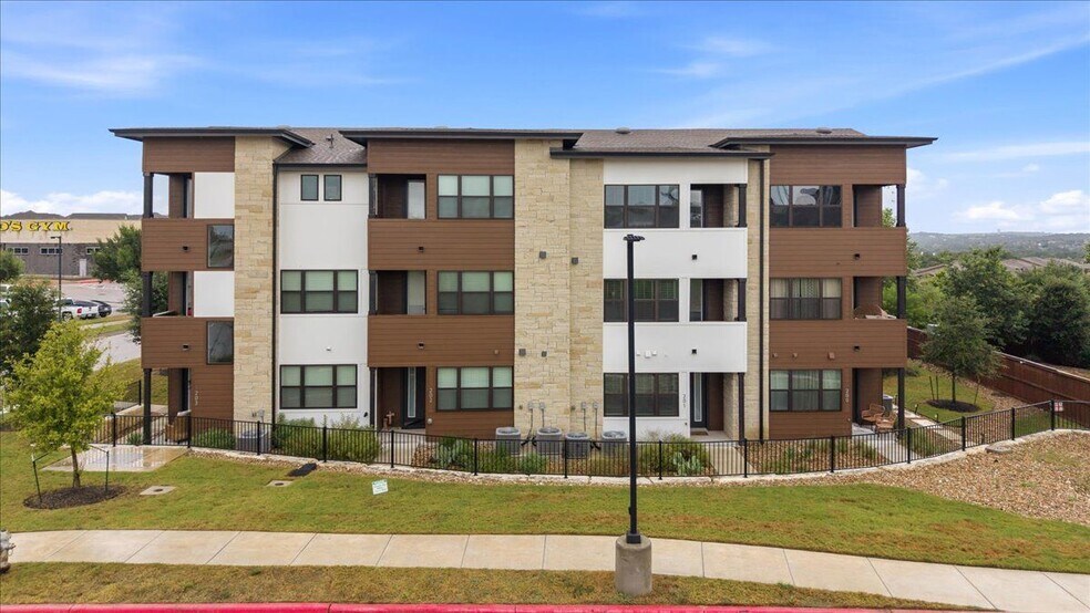 Building Photo - 315 Holton Dr