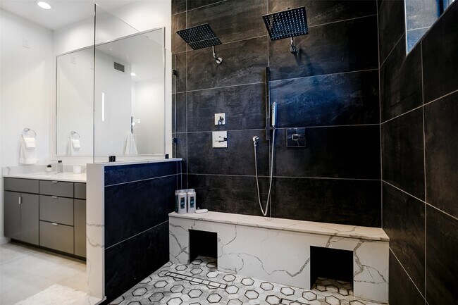 Building Photo - 511 Memorial Heights Dr