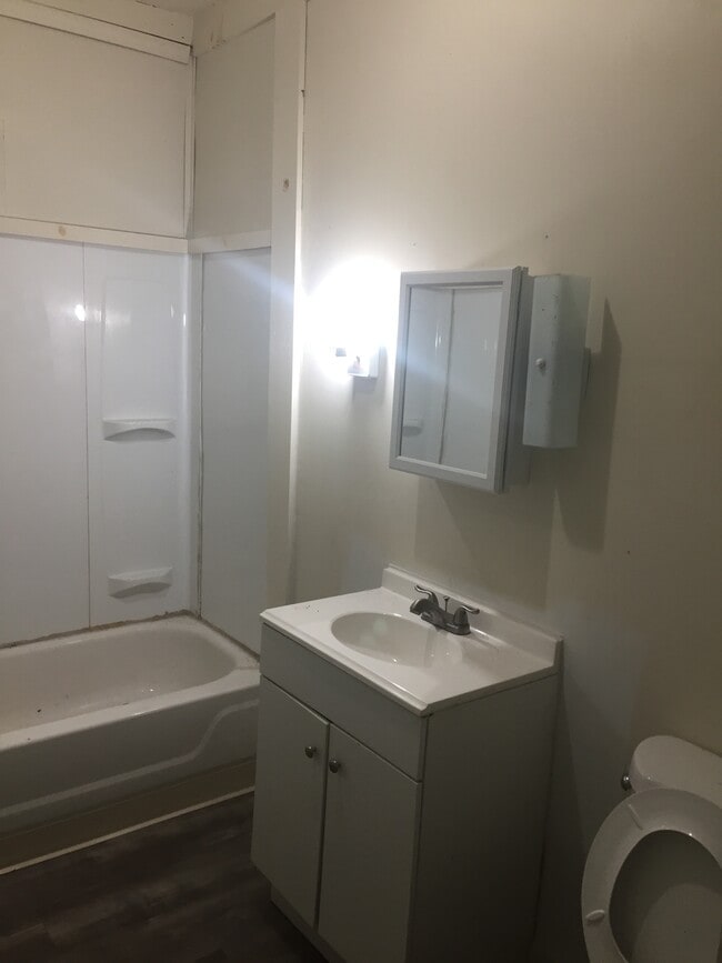 Bathroom - 613 N main st