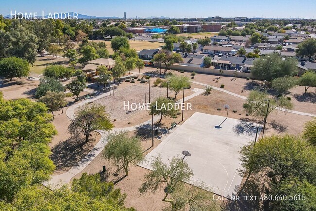 Building Photo - 745 N Hazelton Dr