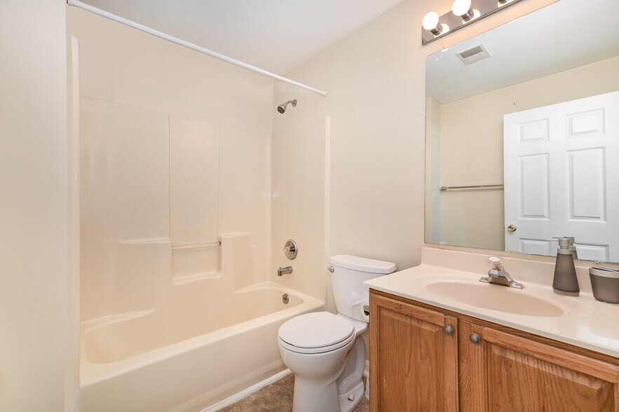 Building Photo - 200 Woodgreen Cir