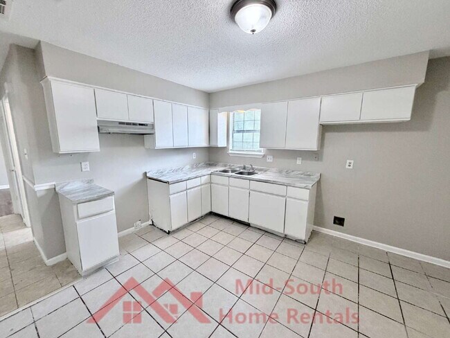 Building Photo - 2587 Wellons Ave