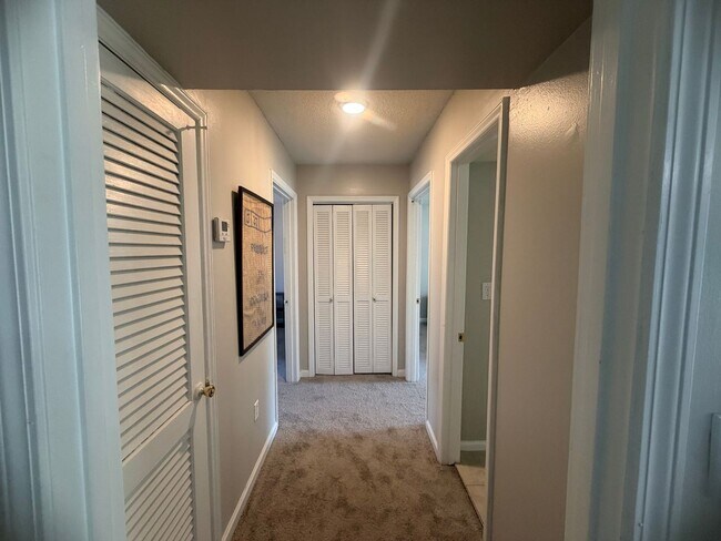 Building Photo - 5516 Lakeshore Dr