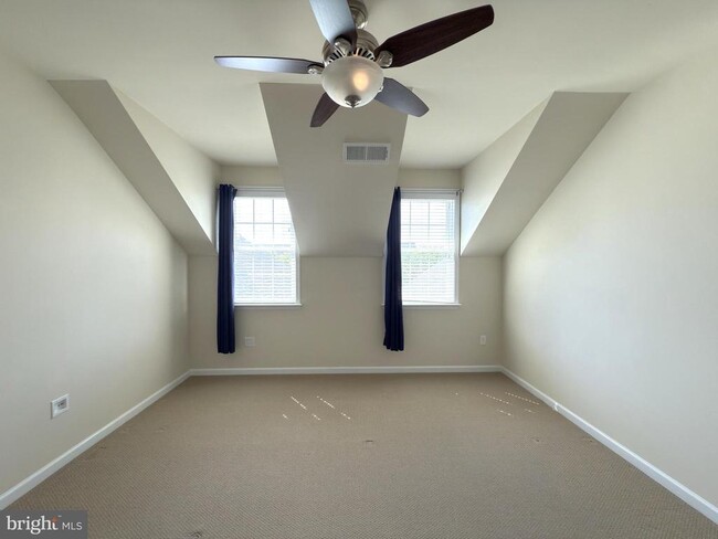 Building Photo - 44342 Oakmont Manor Square