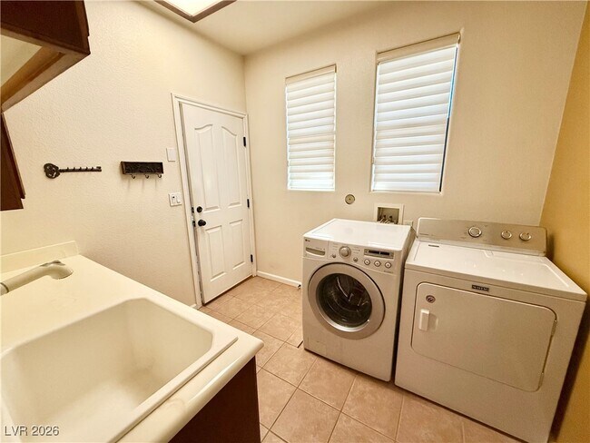 Building Photo - 3530 E Vineyard Dr