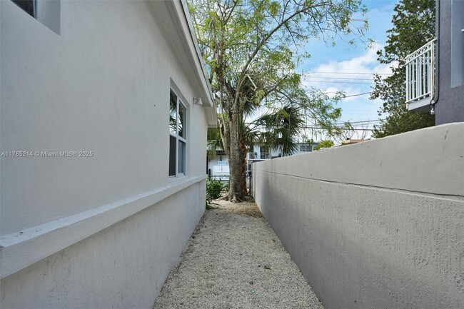 Building Photo - 1411 SW 3rd St