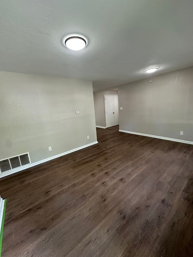Building Photo - 4 bed 1 bath