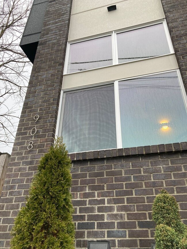Building Photo - Wallingford Townhome