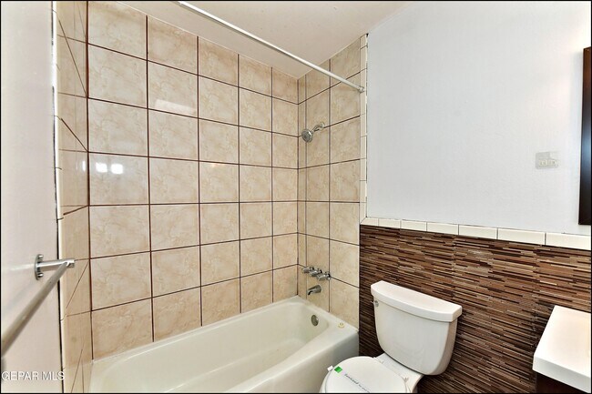 Building Photo - 10565 Murphy St