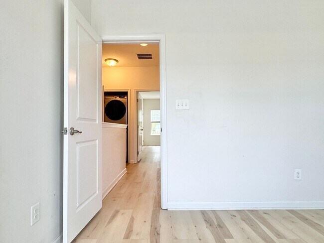 Building Photo - 127 Streamview Dr