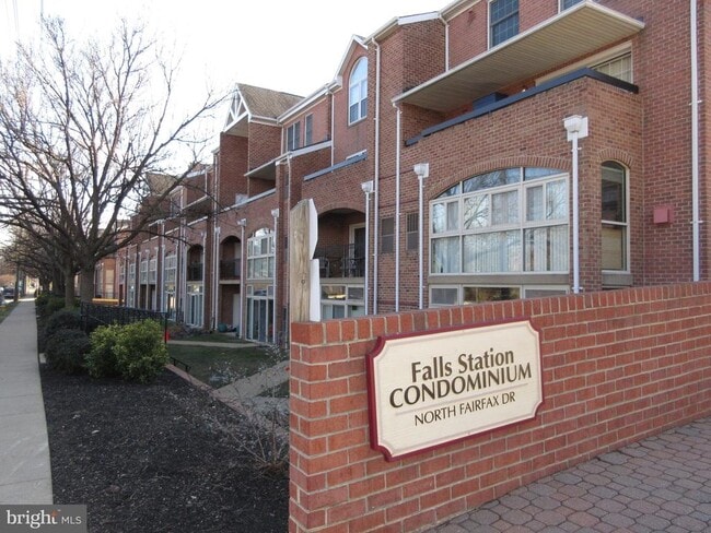 Building Photo - 6924 Fairfax Dr