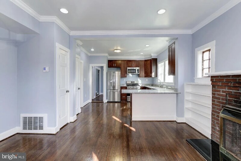 Building Photo - 811 Thayer Ave