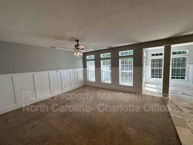 Building Photo - 6033 Queens Walk Ct