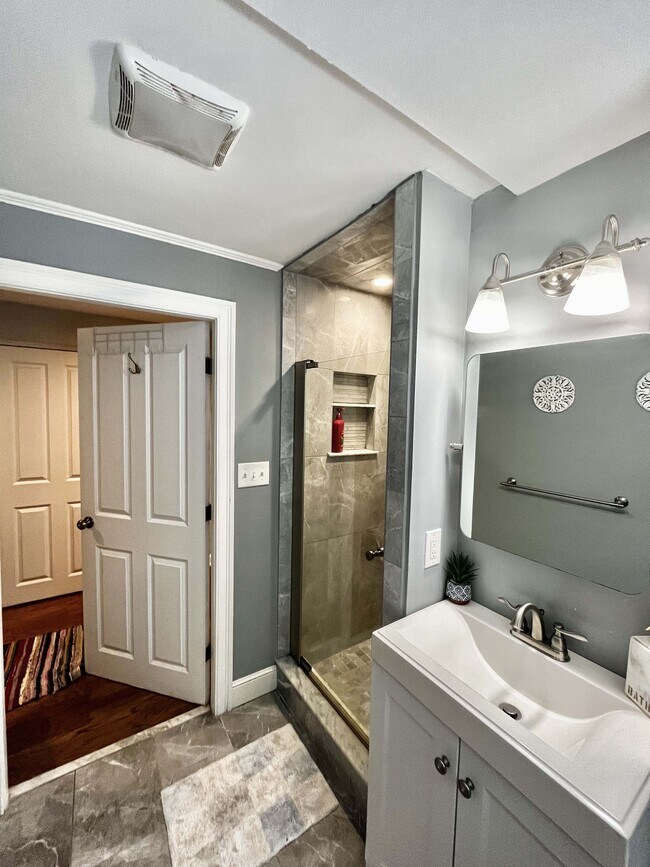 Building Photo - 6 Larson Cir
