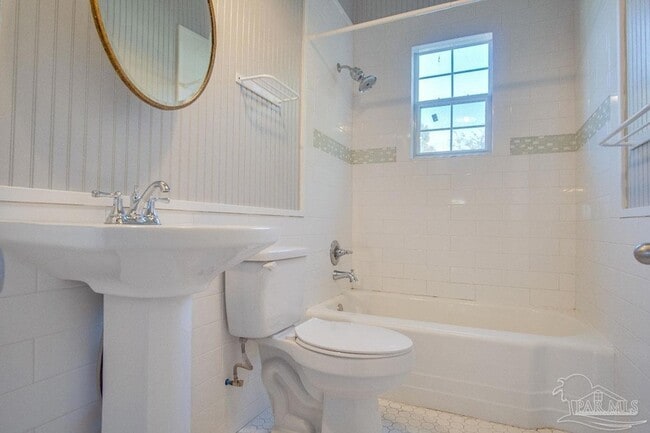 Building Photo - 618 N B St