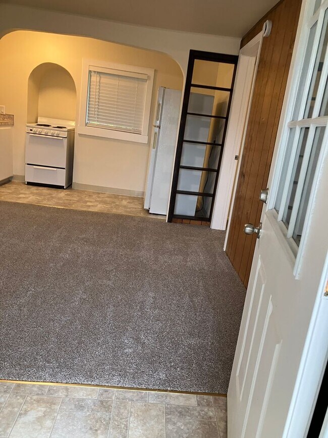 Building Photo - 803 N Main St