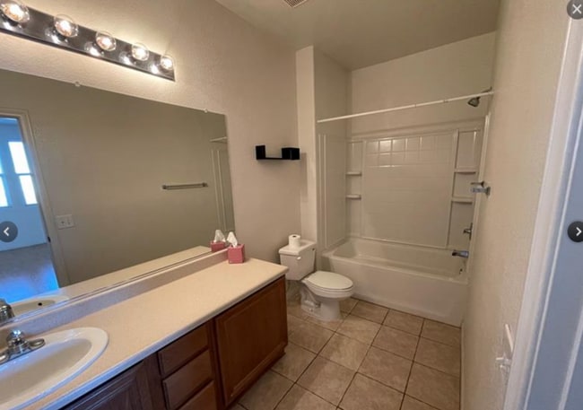 Building Photo - 2 bedroom 2 bath 1 car garage in a gated n...
