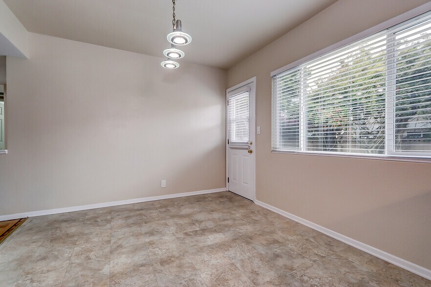 Building Photo - 2407 Mackay Ln