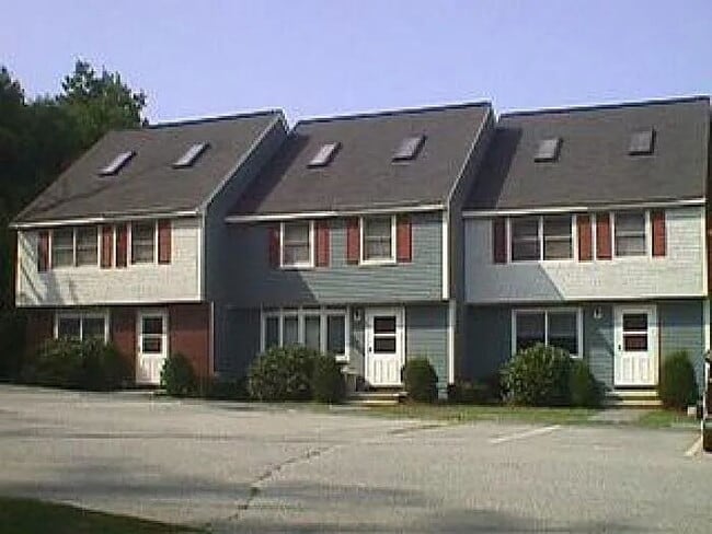 Primary Photo - 3 bed 1/5 bath Townhome available 8/15/25