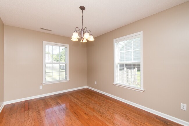Building Photo - 4 Bedroom 2 Bath