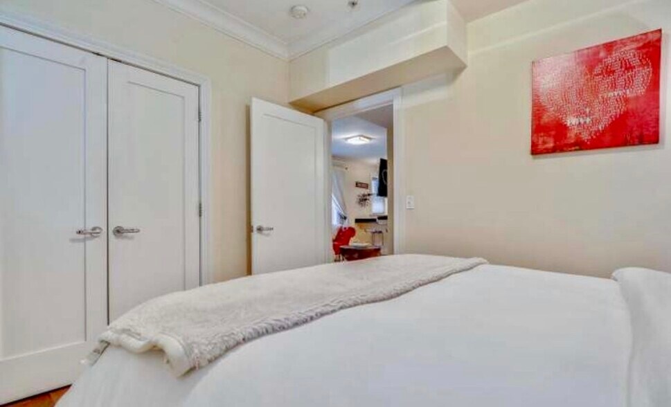 Building Photo - 1121 24th St NW