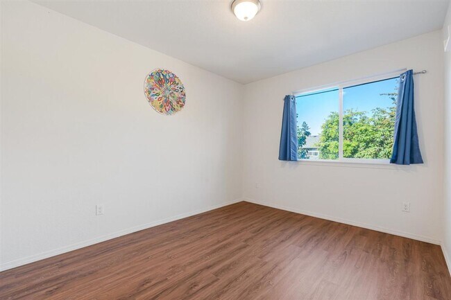 Building Photo - Charming 3 Bedroom 2.5 Bath Condo Available Now!