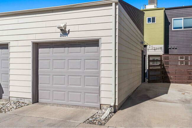 Building Photo - 2824 W Parkside Pl