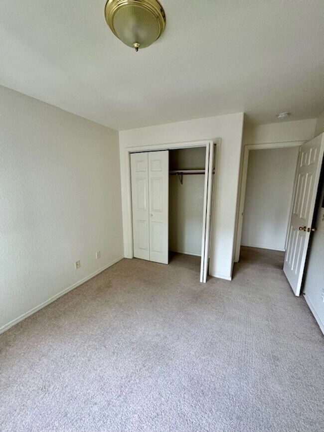 Building Photo - 2 Bedroom 2 Bath Centrally Located Condo
