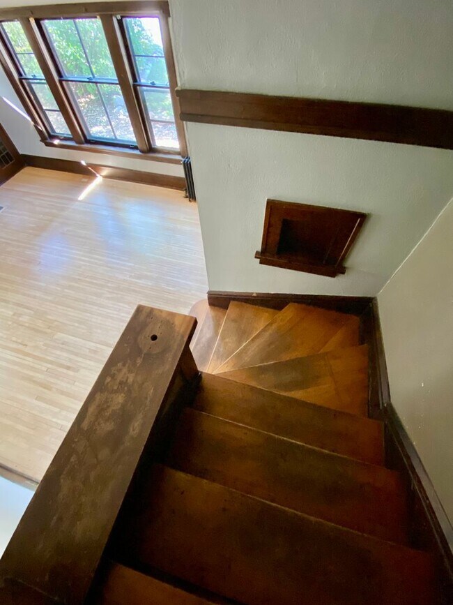 Building Photo - 2016-2018 E 6th Street