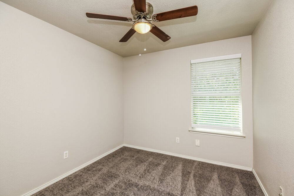 Building Photo - 1528 Pine Ln