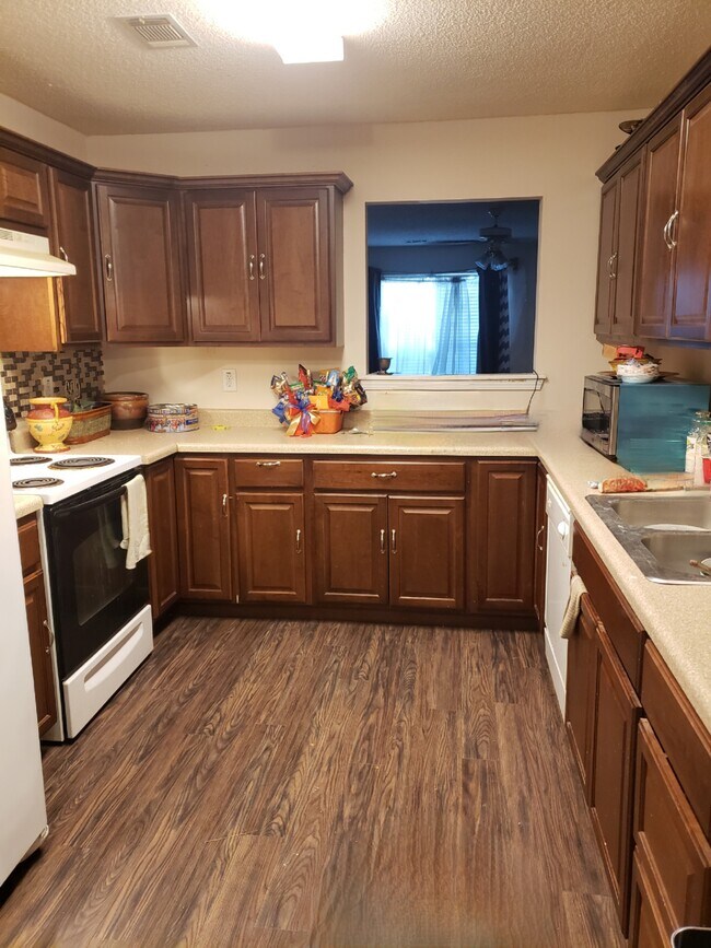 Building Photo - 1517 April Ln