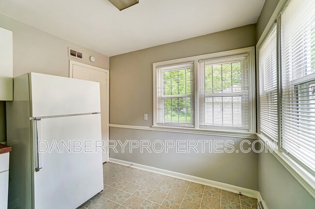 Building Photo - 833 Turner Ave