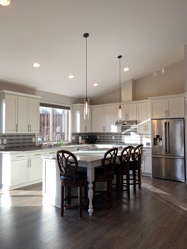 Building Photo - Beautiful Newly Custom Built Home! Vaulted Ceilings! Partially Furnished! Open Floor Plan!