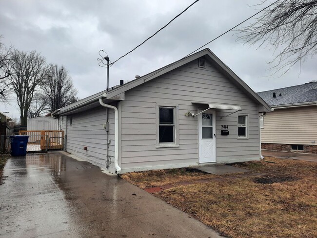 Building Photo - Two Bedroom, One Bathroom Home with fenced yard and shed