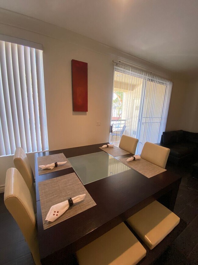 Building Photo - Charming Fully Furnished 1 Bedroom Condo: ...