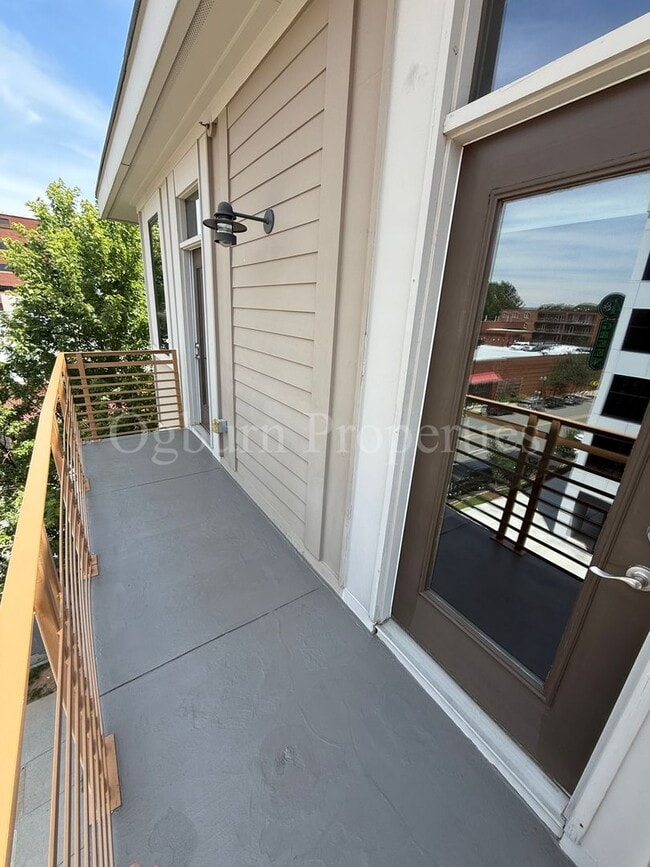 Building Photo - 810-406 W. 4th St-2BR/1BA 4th & Broad Condo!