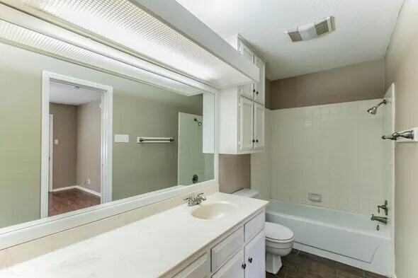 Building Photo - 2804 Stewart Dr