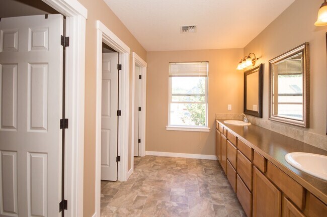 Building Photo - 1110 NW 27th St