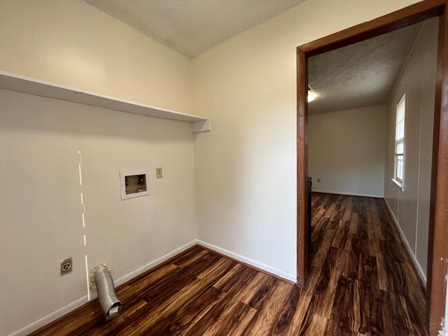 Building Photo - 11 Glenda Dr