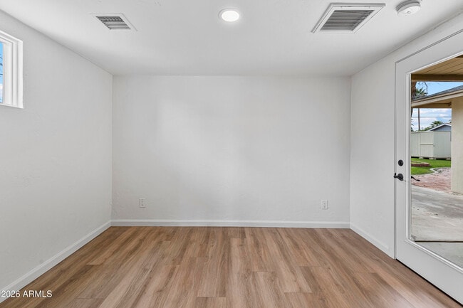 Building Photo - 4213 E Lewis Ave