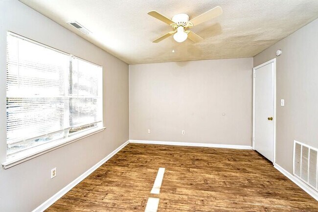Building Photo - 248 Foxglen Rd